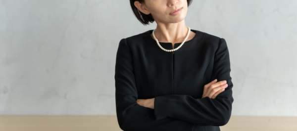 「忌引き休暇」の完全ガイド。日数・連絡マナー・申請方法まで葬儀のプロが詳しく解説