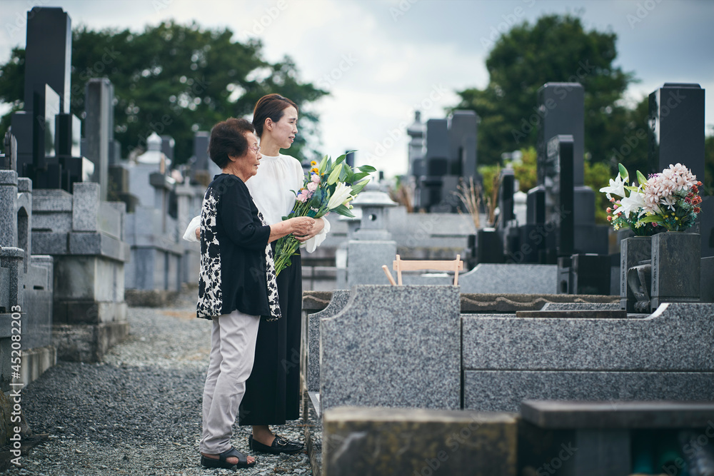 お墓がつなぐ友だちの輪？「墓友」って何？