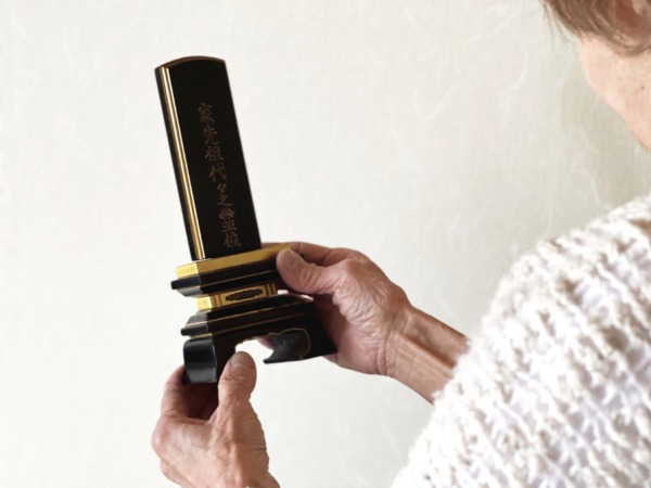 位牌と戒名のさまざまなギモンに答えます！値段は？宗派は？仏壇に入れないとダメ？